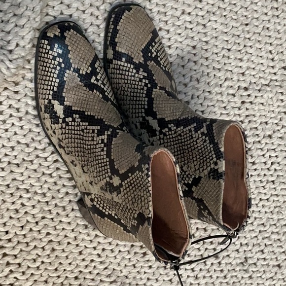 Madewell Shoes - Madewell Cream and Black Ankle Booties Sleek Design